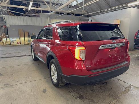 Used 2023 Ford Explorer XLT AWD/4WD image 3
