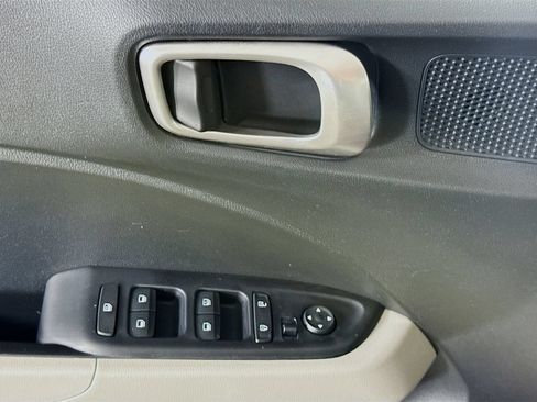 Used 2024 Hyundai Venue SEL FWD image 23