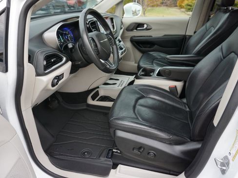 Used 2022 Chrysler Pacifica Touring-L image 7