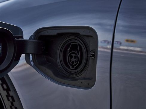 Used 2026 BMW M5 w/ Executive Package image 9