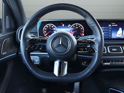 Used 2025 Mercedes-Benz GLS 450 4MATIC image 26