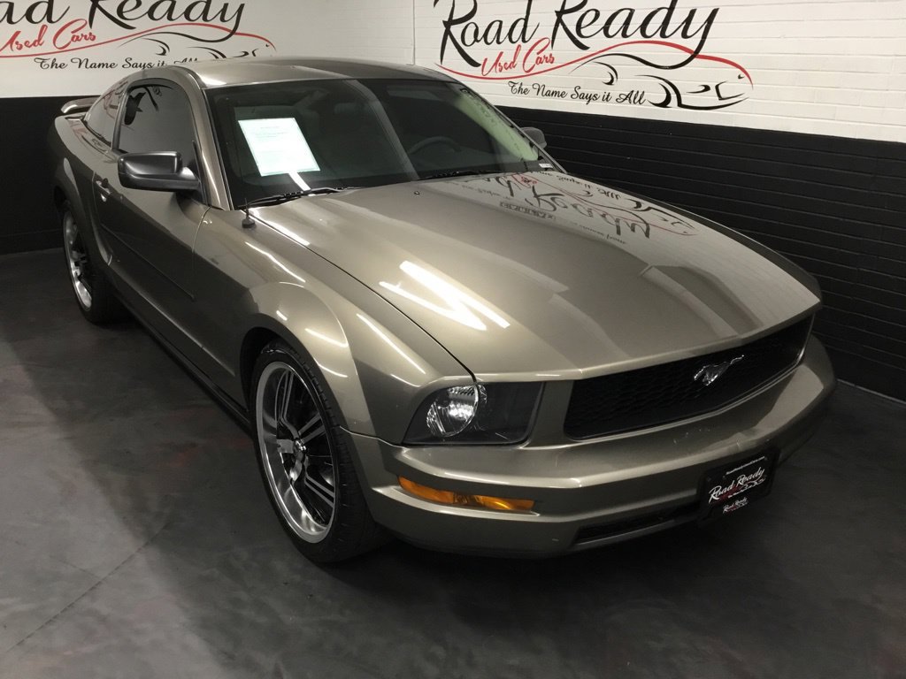 Used 2005 Ford Mustang Premium RWD image 2