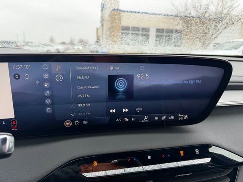 Used 2025 Buick Enclave Preferred image 28