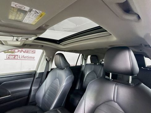 Certified 2020 Toyota Highlander XLE image 12
