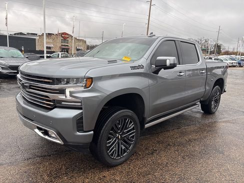 Used 2022 Chevrolet Silverado 1500 High Country w/ Technology Package image 3