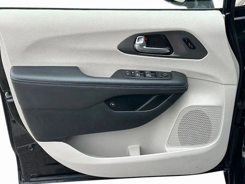 Used 2024 Chrysler Pacifica Select image 14