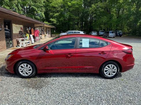 Used 2019 Hyundai Elantra SE image 2
