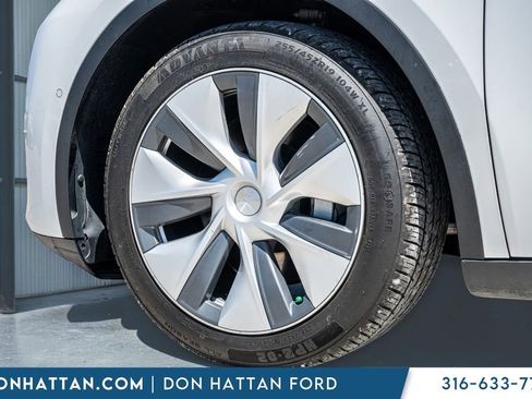 Used 2021 Tesla Model Y Long Range AWD/4WD image 33