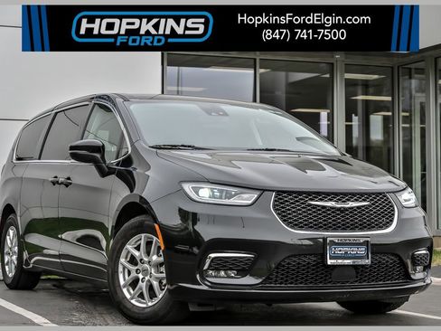 Used 2023 Chrysler Pacifica Touring-L FWD image 1