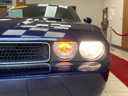 Used 2014 Dodge Challenger SXT image 19