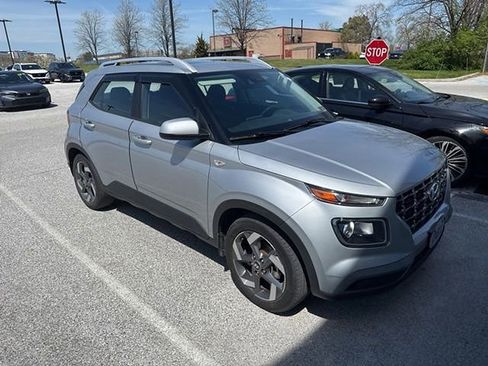 Used 2022 Hyundai Venue SEL image 2