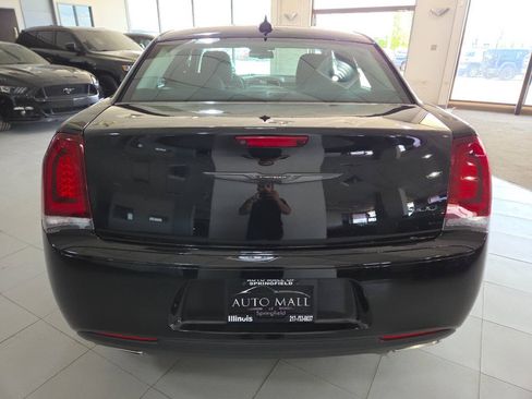 Used 2022 Chrysler 300 Touring w/ Sport Appearance Package RWD image 6
