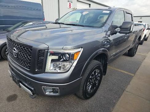 Used 2017 Nissan Titan PRO-4X w/ Pro-4x Convenience Package AWD/4WD image 3