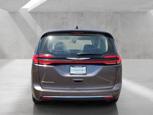 Used 2023 Chrysler Pacifica Touring-L FWD image 6