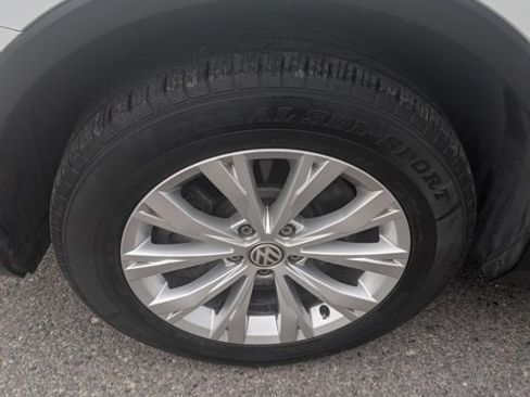 Used 2018 Volkswagen Tiguan SE w/ 3rd Row Seat Package image 19
