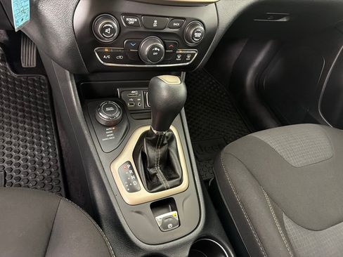 Used 2016 Jeep Cherokee Latitude w/ Cold Weather Group AWD/4WD image 18
