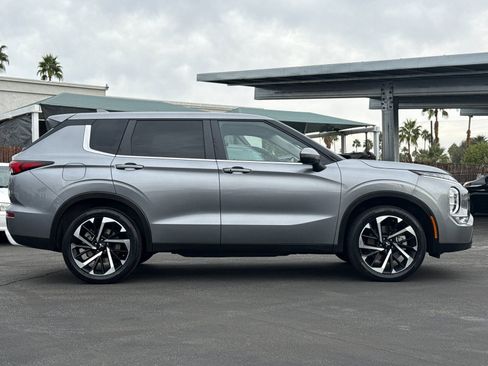 Used 2024 Mitsubishi Outlander SE Black Edition image 2