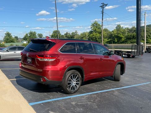 Used 2018 Toyota Highlander SE AWD/4WD image 3