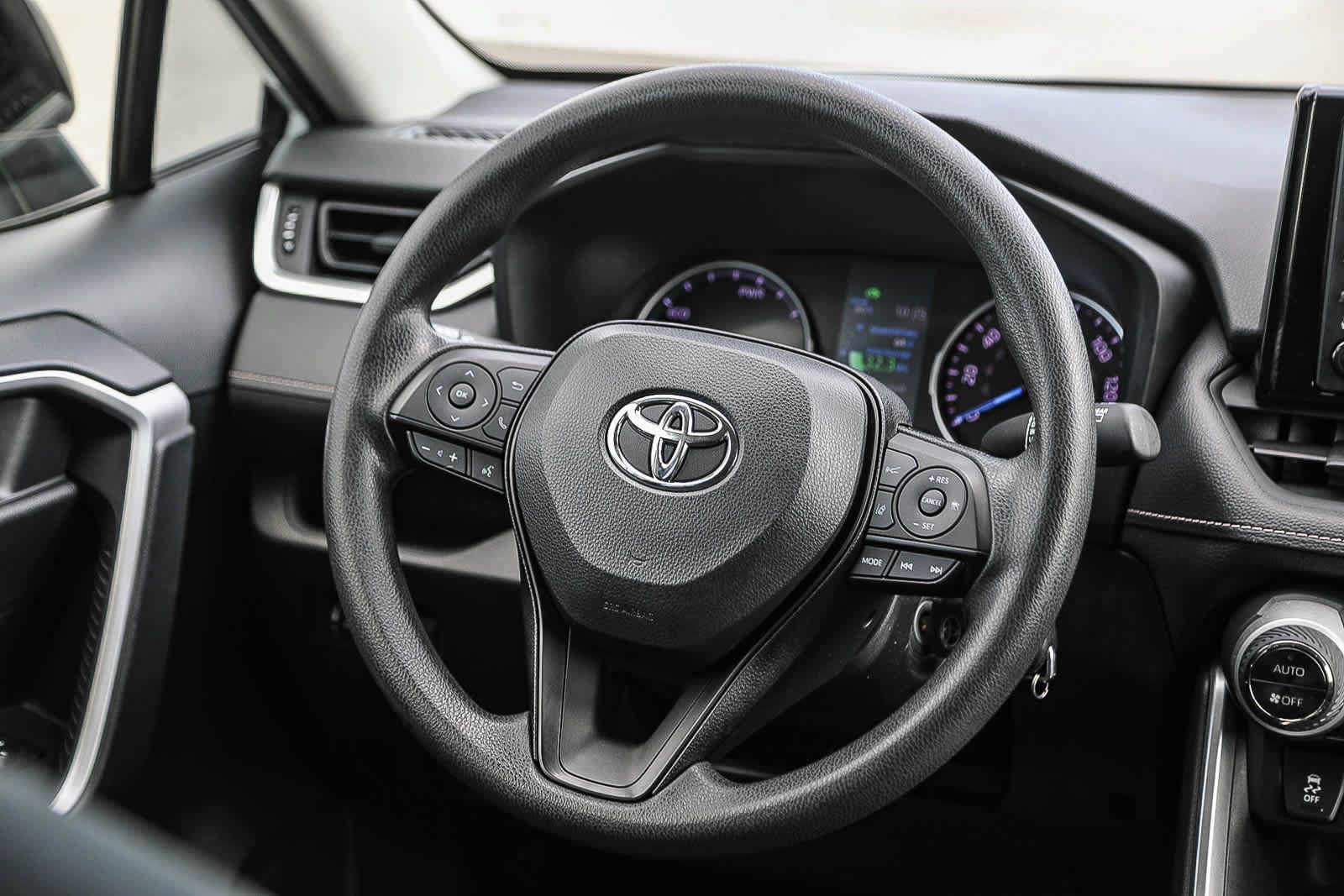 Used 2021 Toyota RAV4 LE AWD/4WD image 15