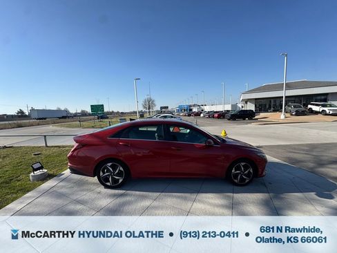 Used 2021 Hyundai Elantra Limited w/ Cargo Package image 10