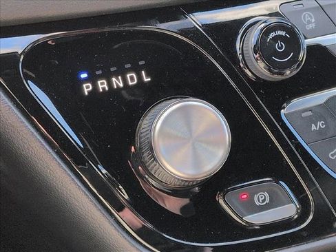 Used 2025 Chrysler Pacifica Select image 7