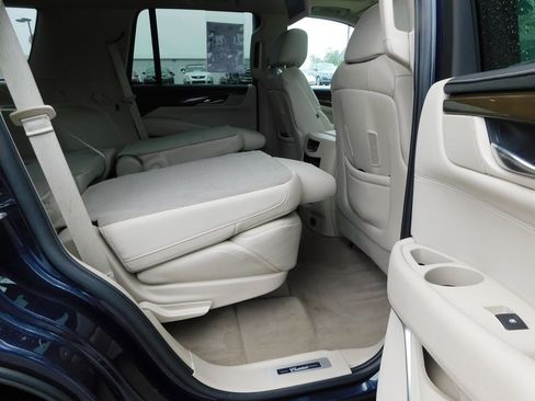 Used 2020 Cadillac Escalade Luxury w/ LPO, Radiant Package AWD/4WD image 31