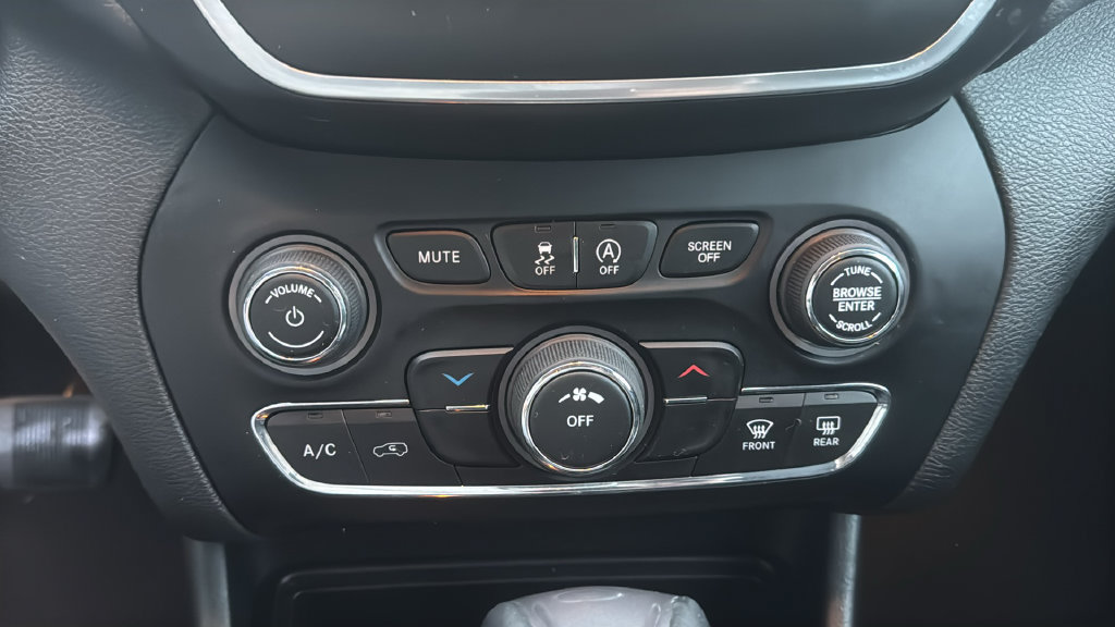 Used 2019 Jeep Cherokee Latitude Plus w/ Cold Weather Group AWD/4WD image 25