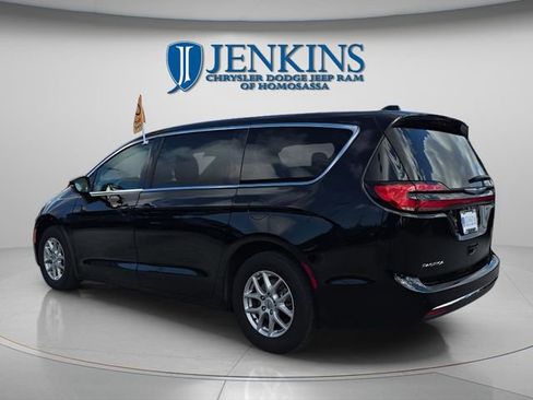 Certified 2024 Chrysler Pacifica Touring-L image 4