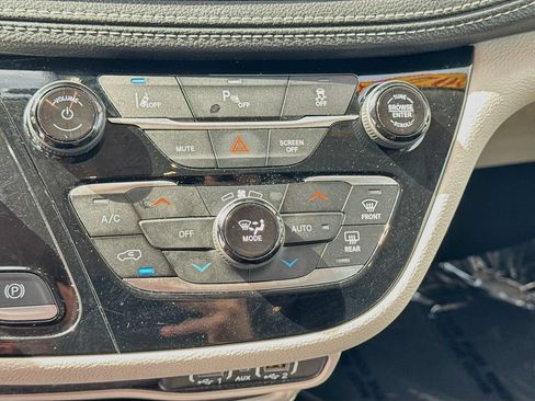 Used 2024 Chrysler Pacifica Limited FWD image 14