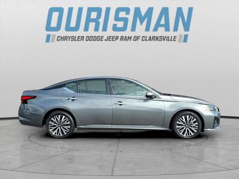 Used 2023 Nissan Altima 2.5 SV image 2