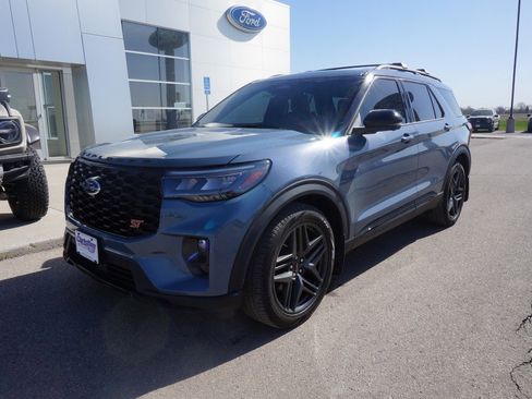 Used 2025 Ford Explorer ST AWD/4WD image 2