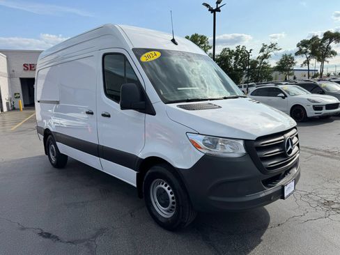 Used 2024 Mercedes-Benz Sprinter 2500 image 3