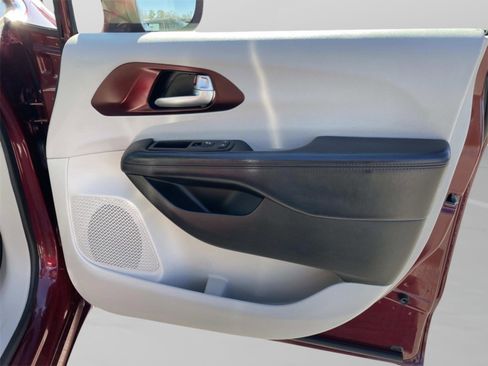 Used 2017 Chrysler Pacifica Limited w/ UConnect Theater Package image 21