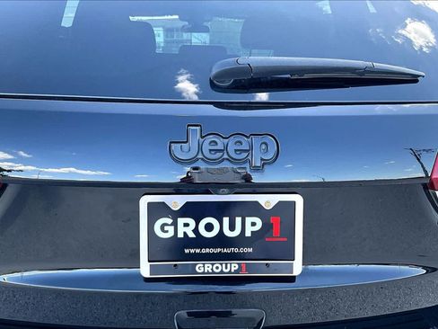 Used 2018 Jeep Grand Cherokee Laredo RWD image 31