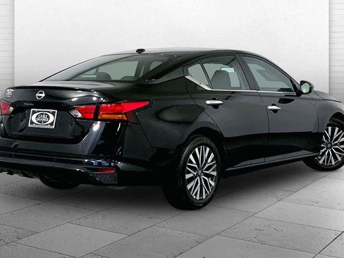 Used 2025 Nissan Altima 2.5 SV FWD image 13