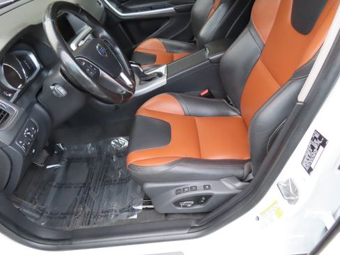 Used 2018 Volvo V60 T5 Cross Country w/ Convenience Package image 7