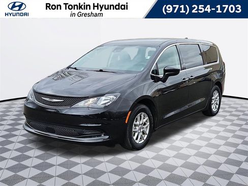 Used 2023 Chrysler Voyager LX image 1