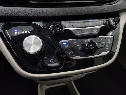 Used 2024 Chrysler Pacifica Touring-L image 44