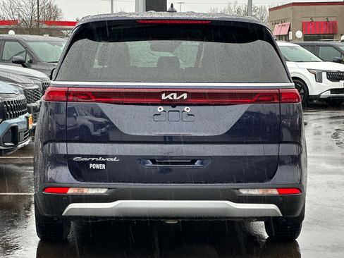 Used 2022 Kia Carnival LX image 5