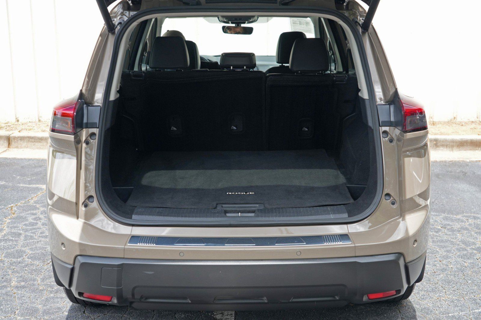 Used 2024 Nissan Rogue SV w/ SV Premium Package FWD image 9