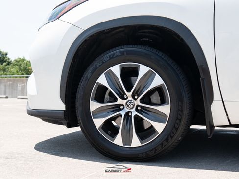 Used 2021 Toyota Highlander XLE AWD/4WD image 10