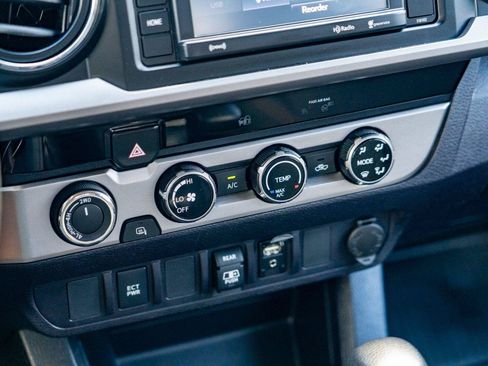 Used 2018 Toyota Tacoma SR5 AWD/4WD image 21