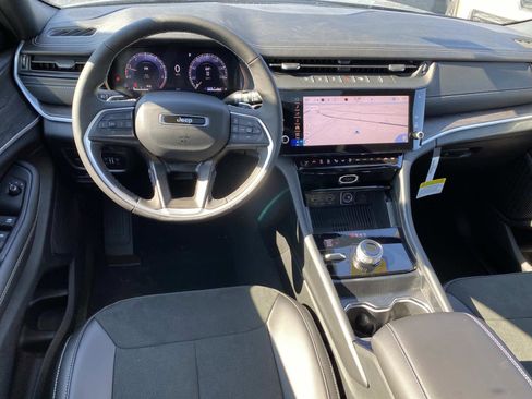 New 2026 Jeep Grand Cherokee Altitude image 8