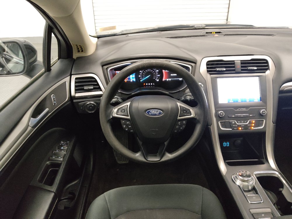 Used 2020 Ford Fusion SE FWD image 22