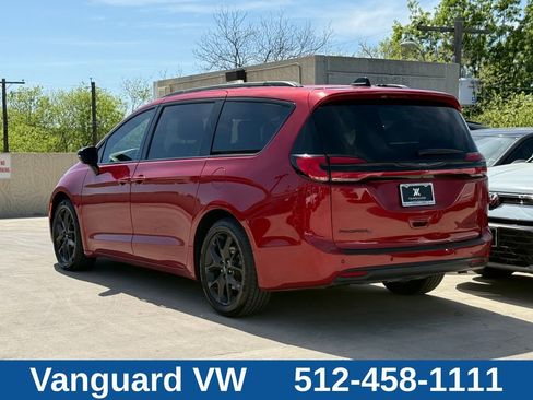 Used 2025 Chrysler Pacifica Limited FWD image 3