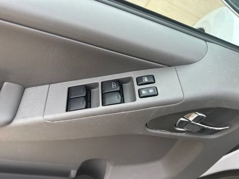 Used 2011 Nissan Frontier SL AWD/4WD image 7