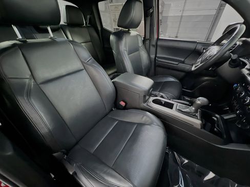 Used 2022 Toyota Tacoma Limited image 30