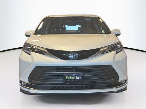 Used 2021 Toyota Sienna Platinum image 2