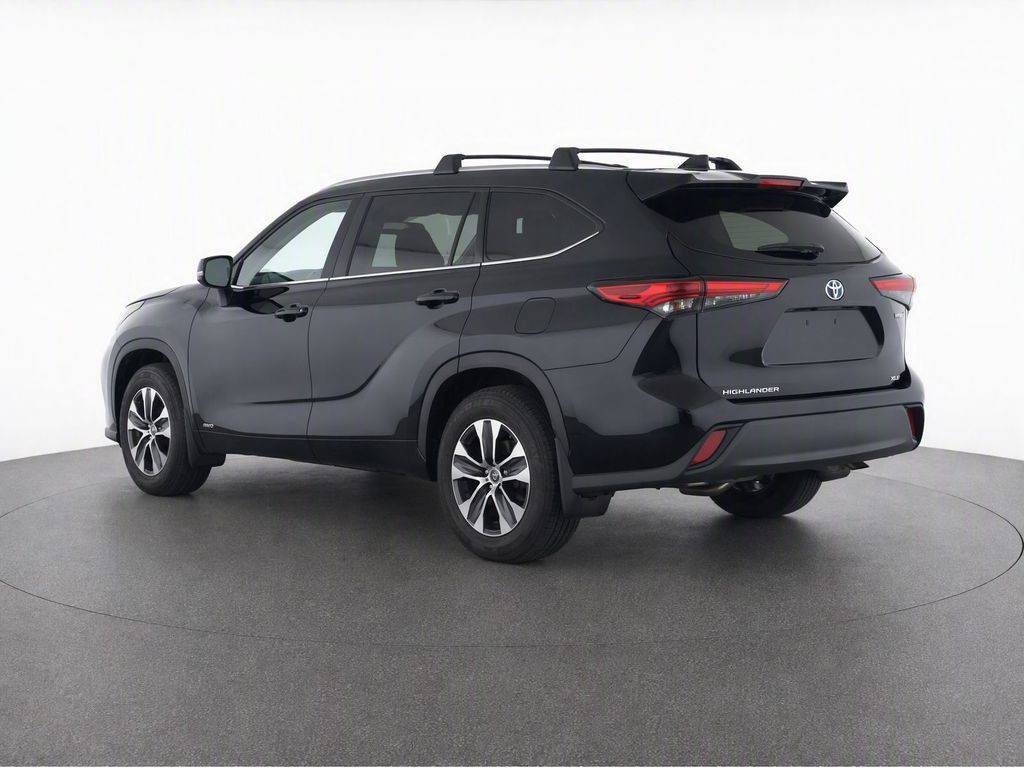 Used 2023 Toyota Highlander XLE AWD/4WD image 3
