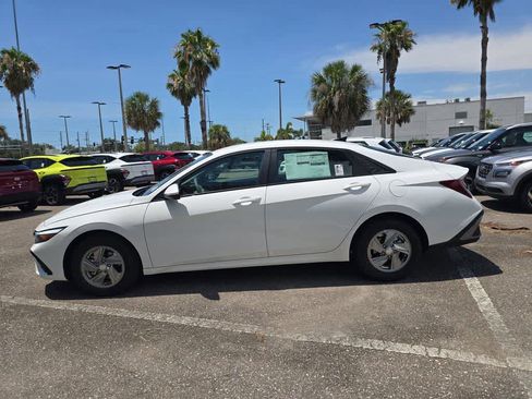 New 2026 Hyundai Elantra SE FWD image 3